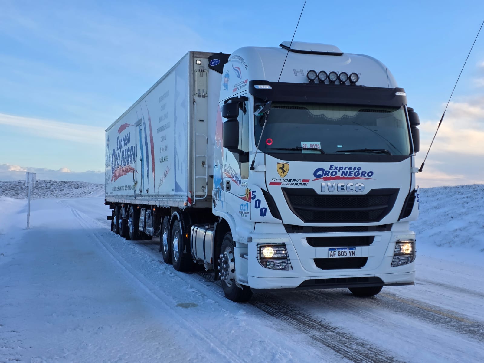Camión Expreso Oro Negro en ruta nevada